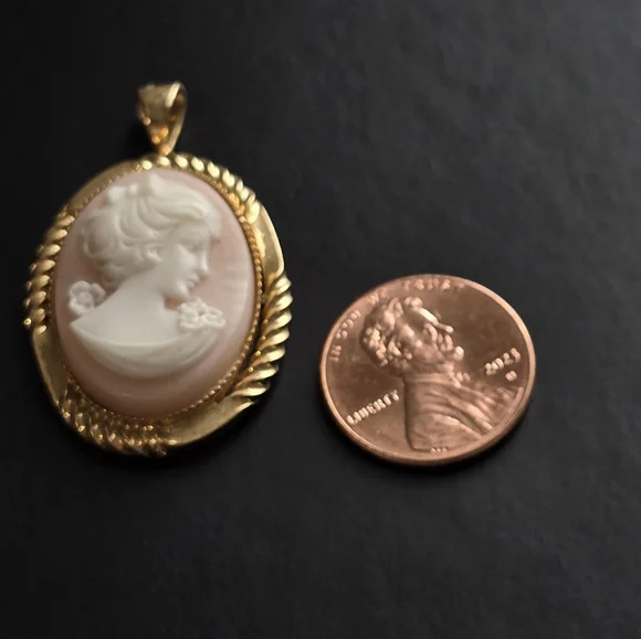 Vintage Cameo Gold Pendant - Picture 5 of 6